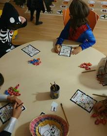 Imagen secundaria 2 - Actividades en la biblioteca municipal durante Halloween.