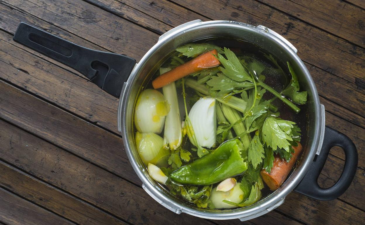 Olla de verduras en la que no falta el apio. 