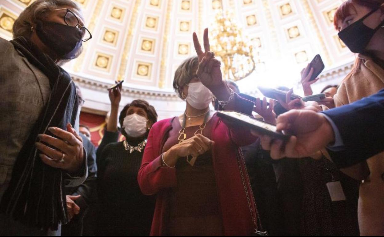 Las discusiones entre los congresistas se llegaron a desarrollar hasta en los pasillos.