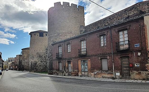 Las casas que serán expropiadas para su posterior demolición en la avenida de Los Cubos.