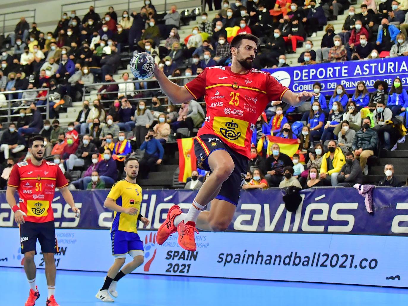 El jugador del Abanca Ademar ha debutado con la selección española ante Rumanía en Asturias.