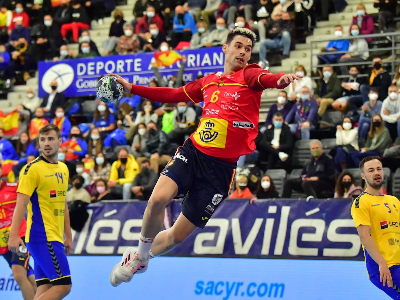 El jugador del Abanca Ademar ha debutado con la selección española ante Rumanía en Asturias.