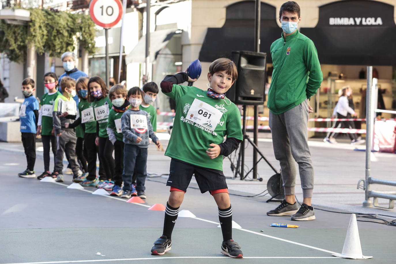 Más de 300 deportistas se han dado cita en esta peatonalizada arteria para realizar una exhibición de atletismo en la calle, ratificando así a Ordoño como un nuevo escenario leonés para practicar deporte al aire libre.