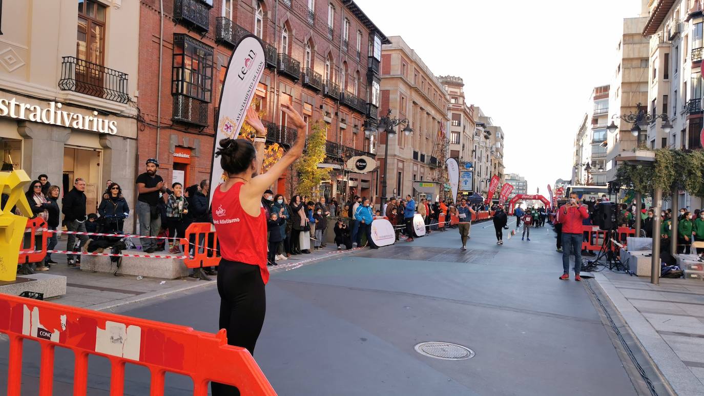 Más de 300 deportistas se han dado cita en esta peatonalizada arteria para realizar una exhibición de atletismo en la calle, ratificando así a Ordoño como un nuevo escenario leonés para practicar deporte al aire libre.