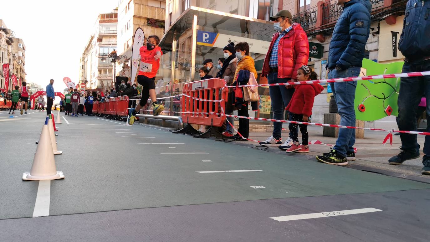 Más de 300 deportistas se han dado cita en esta peatonalizada arteria para realizar una exhibición de atletismo en la calle, ratificando así a Ordoño como un nuevo escenario leonés para practicar deporte al aire libre.