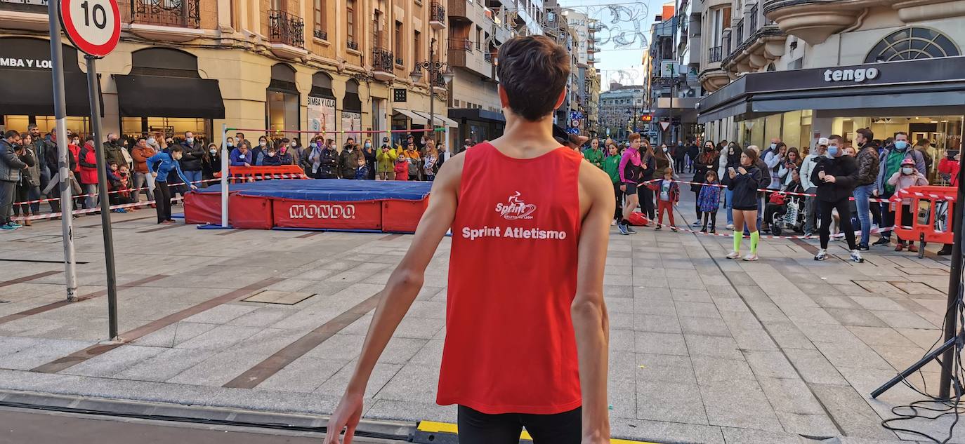 Más de 300 deportistas se han dado cita en esta peatonalizada arteria para realizar una exhibición de atletismo en la calle, ratificando así a Ordoño como un nuevo escenario leonés para practicar deporte al aire libre.