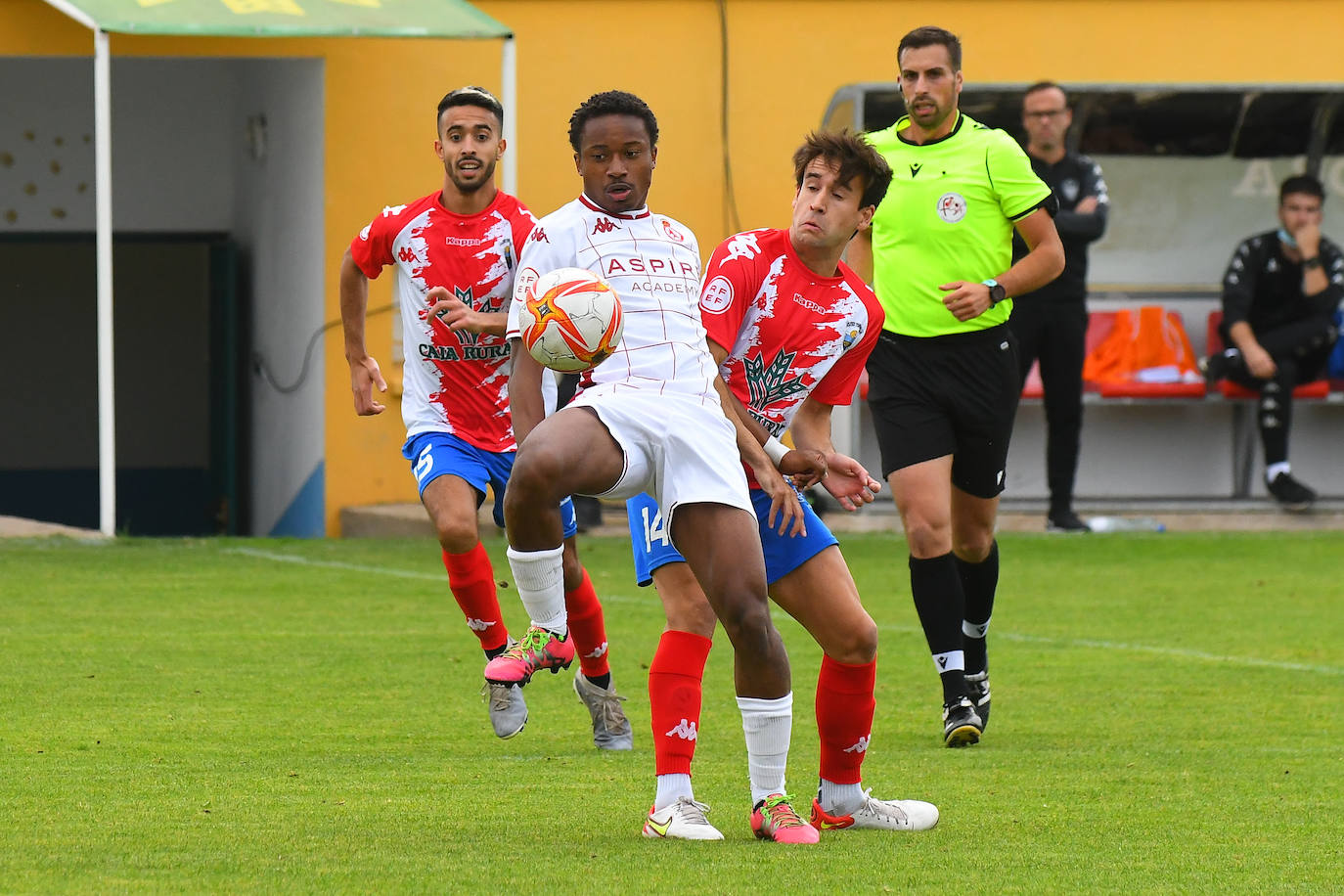 Sanali pugna por el esférico contra varios rivales del Atlético Tordesillas. 