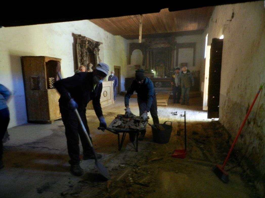 Una veintena de voluntarios de Promonumenta se han desplazado hasta esta remota aldea berciana para «echar una mano» a sus vecinos y realizar algunas tareas de mantenimiento en este bello, pero abandonado paraje