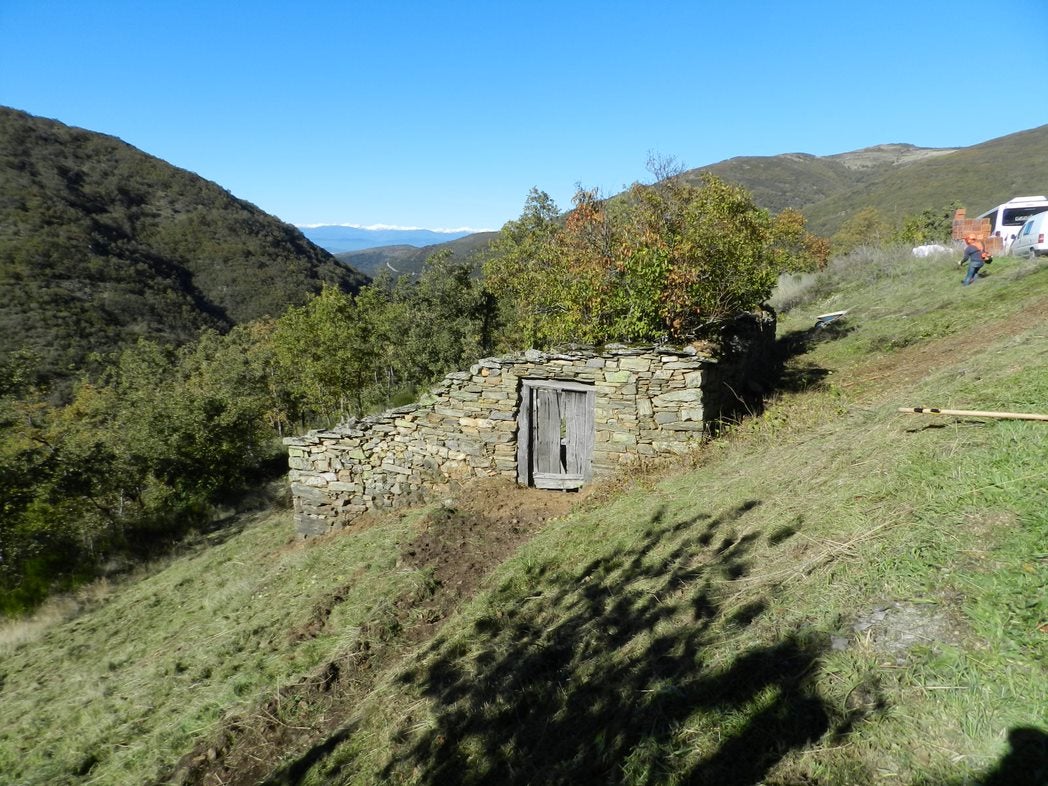 Una veintena de voluntarios de Promonumenta se han desplazado hasta esta remota aldea berciana para «echar una mano» a sus vecinos y realizar algunas tareas de mantenimiento en este bello, pero abandonado paraje