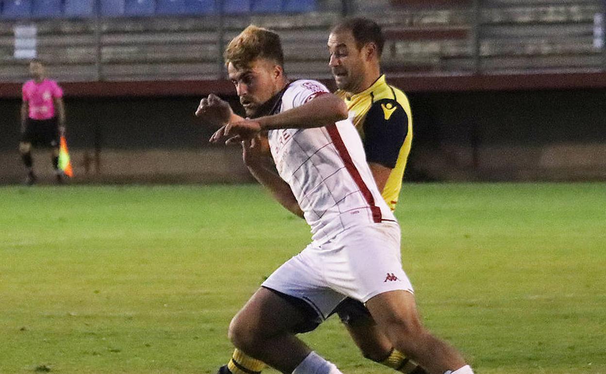 Imagen de una acción del partido disputado entre Júpiter Leonés y La Virgen del Camino.