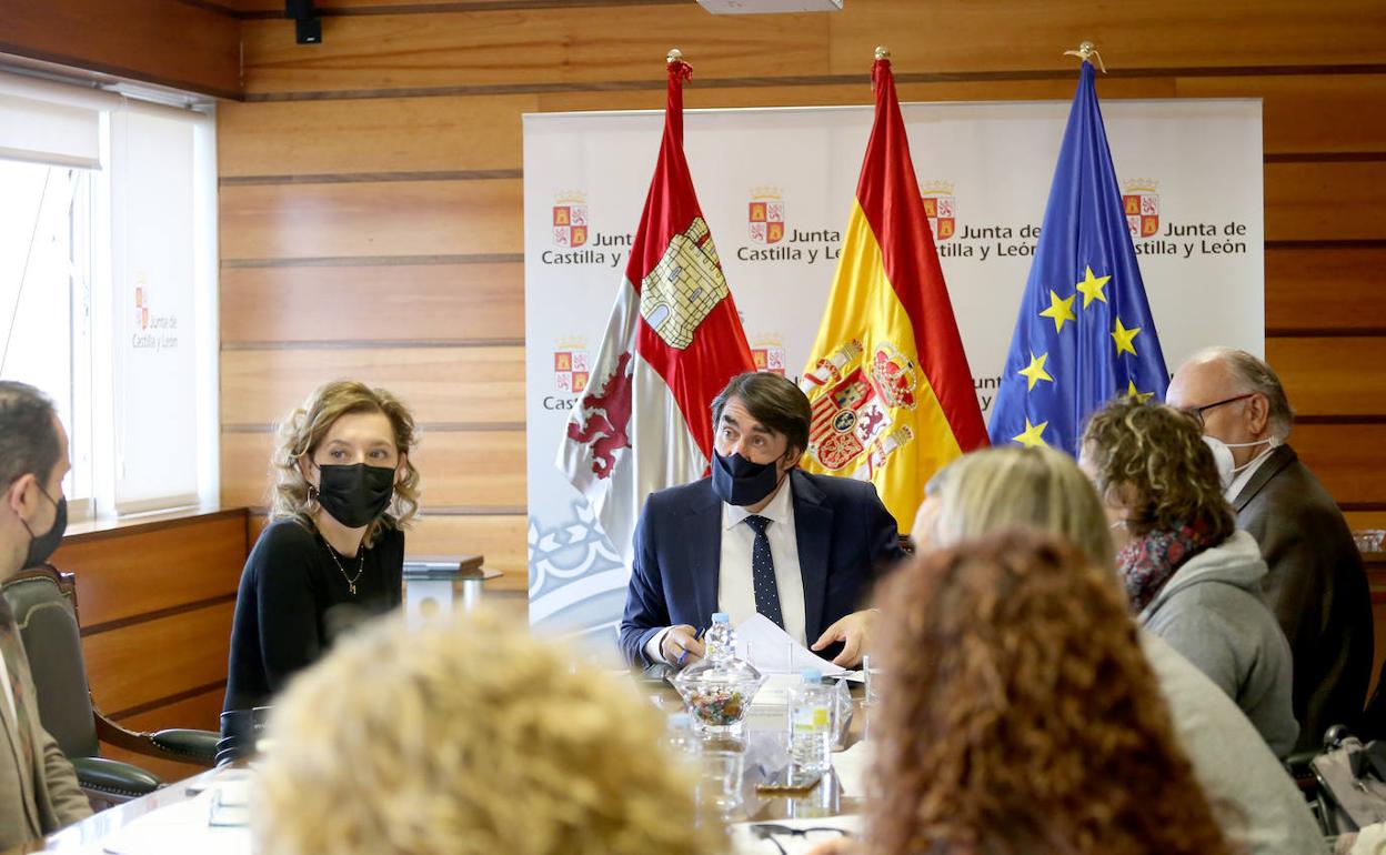 El consejero de Fomento y Medio Ambiente, Juan Carlos Suárez-Quiñones, presenta, acompañado de los representantes del Diálogo Social, la convocatoria de ayudas a la conservación, mejora de la seguridad de utilización y de la accesibilidad de viviendas.