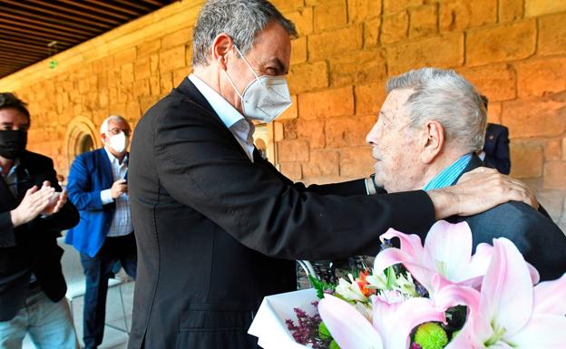 Galería. El expresidente Zapatero junto a Sala en el homanaje a los represaliados de San Marcos.