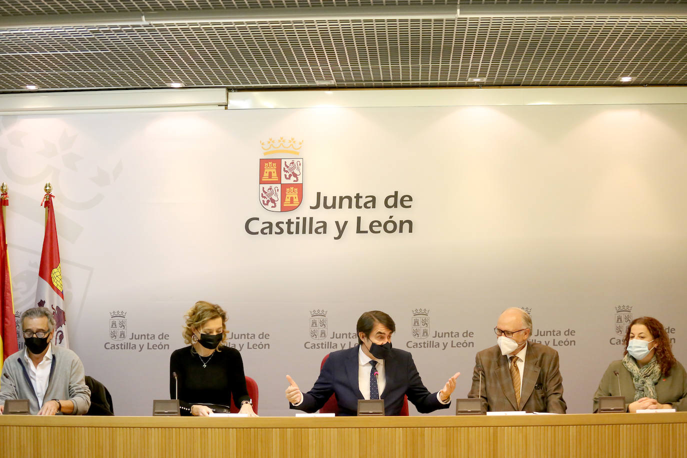 El consejero de Fomento y Medio Ambiente, Juan Carlos Suárez-Quiñones, presenta, acompañado de los representantes del Diálogo Social, la convocatoria de ayudas a la conservación, mejora de la seguridad de utilización y de la accesibilidad de viviendas.