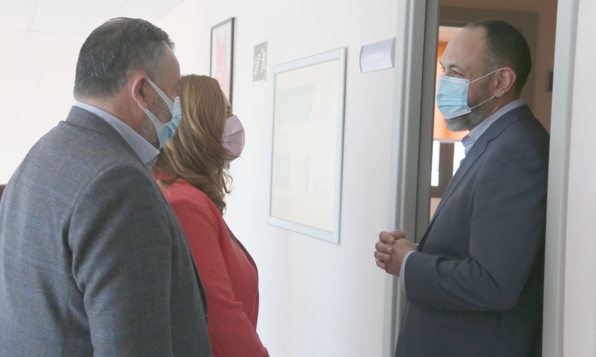 La delegada del Gobierno en Castilla y León, Virginia Barcones, visita el Centro de Alto Rendimiento de León. Junto a ella, el presidente de la Diputación, Eduardo Morán y el director del centro, Daniel Mateos.