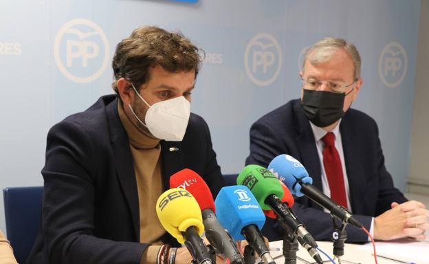 Santiago Vélez y Antonio Silván durante la rueda de prensa este martes.