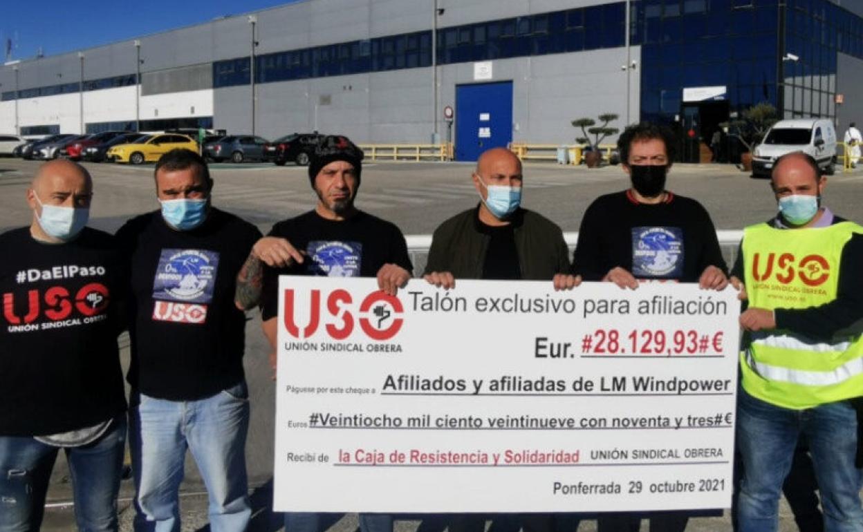 USO entrega los más de 28.000 euros del fondo de la Caja de Resistencia a los afiliados de LM Windpower en Ponferrada