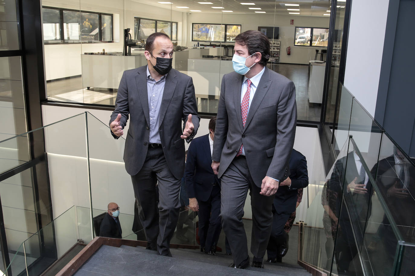 El presidente de la Junta de Castilla y León, Alfonso Fernández Mañueco, visita las obras del Conservatorio Profesional de Música de León. Junto a él, el consejero de Fomento, Juan Carlos Suárez-Quiñones y la delegada territorial de la Junta, Ester Muñoz.