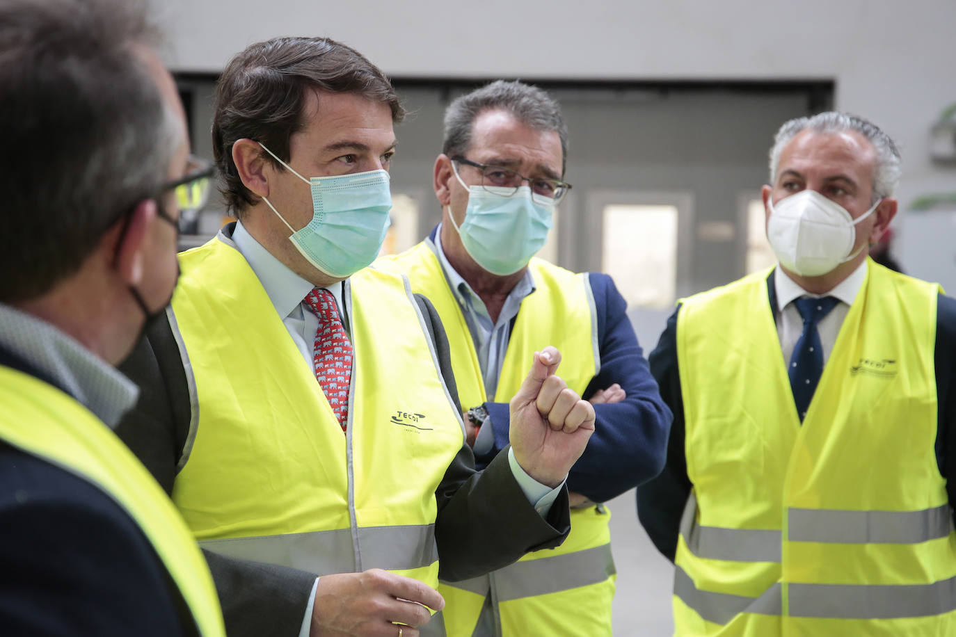 El presidente de la Junta de Castilla y León, Alfonso Fernández Mañueco, visita las obras del Conservatorio Profesional de Música de León. Junto a él, el consejero de Fomento, Juan Carlos Suárez-Quiñones y la delegada territorial de la Junta, Ester Muñoz.