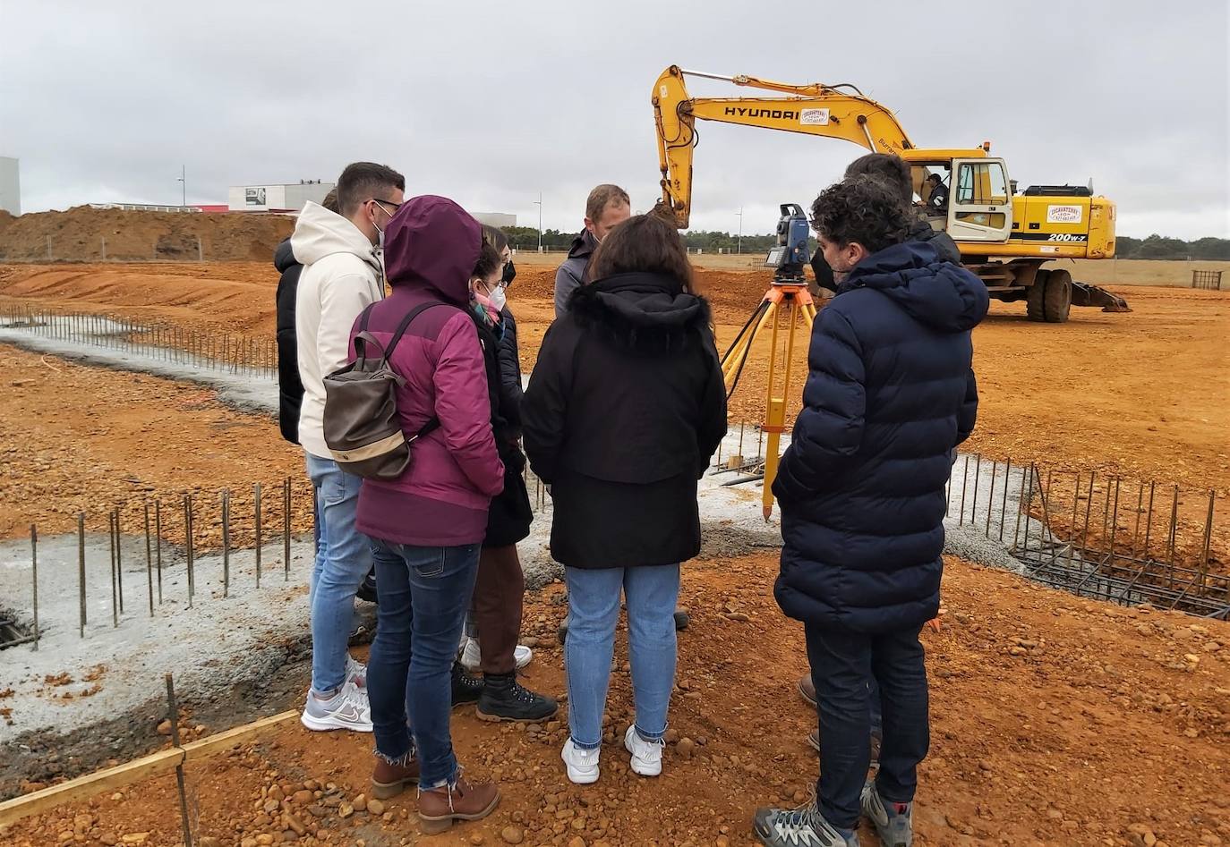 Visita de los estudiantes de Grado en Ingeniería en Geomática y Topografía de la ULE al polígono de Villadangos.