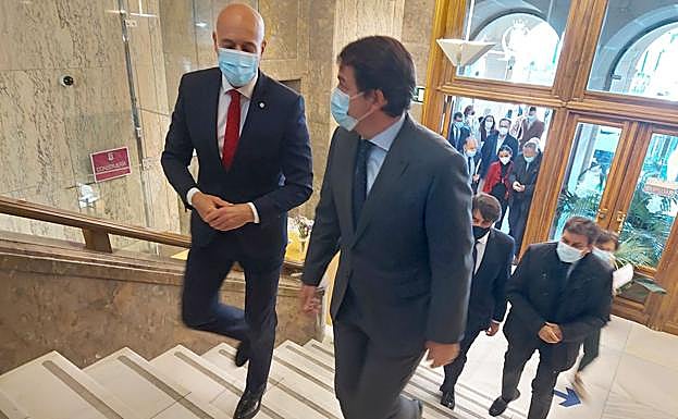 Alfonso Fernández Mañueco, este lunes, junto a José Antonio Diez. 