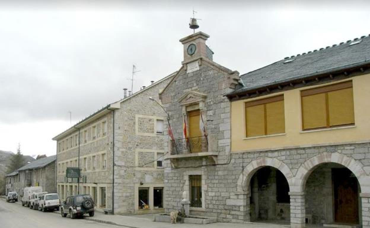 Fachada del ayuntamiento de San Emiliano. 