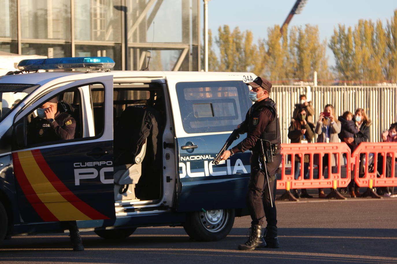 La capital se convierte en el escenario de un espectacular simulacro en el que intervienen diferentes cuerpos de seguridad y emergencias sanitarias | La actividad, que se ha dividido en dos ejercicios concatenados, se enmarca en el XV congreso SEMES que se celebra en el Palacio de Exposiciones desde el jueves