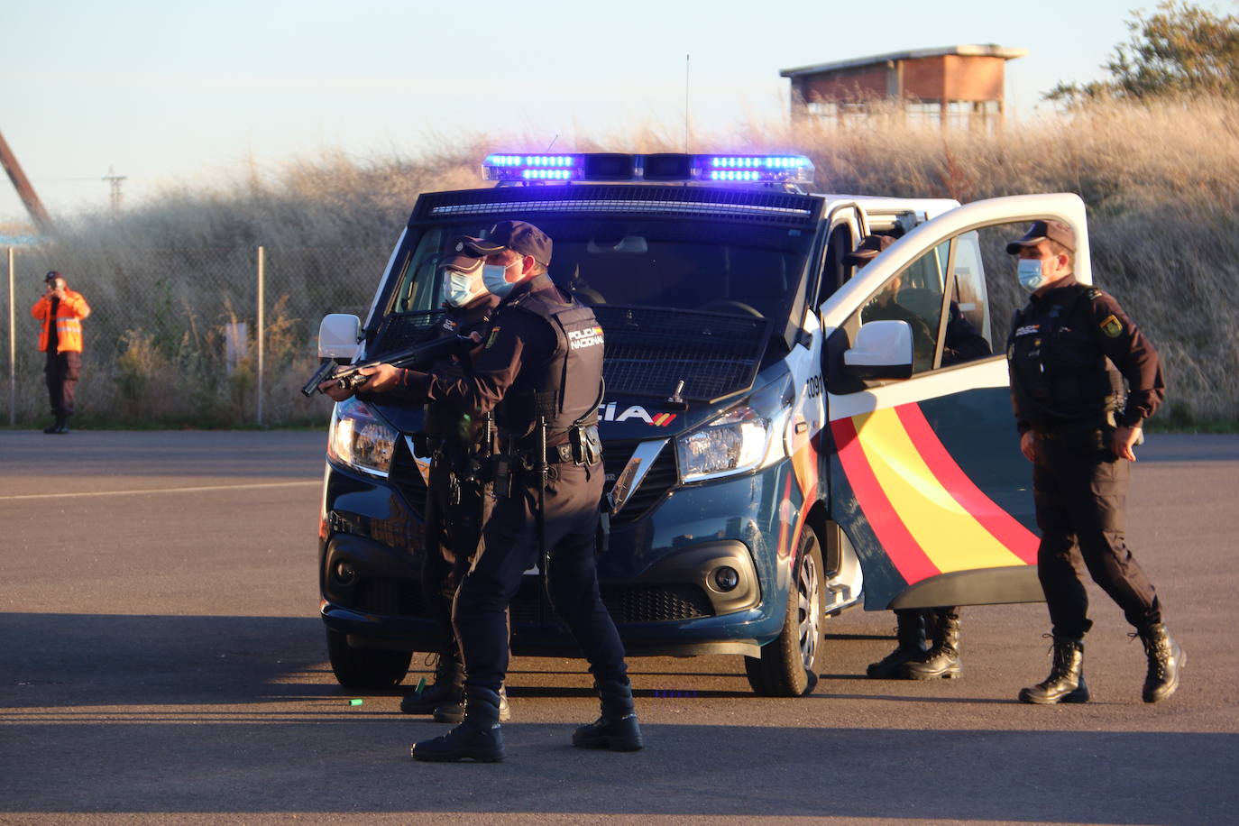 La capital se convierte en el escenario de un espectacular simulacro en el que intervienen diferentes cuerpos de seguridad y emergencias sanitarias | La actividad, que se ha dividido en dos ejercicios concatenados, se enmarca en el XV congreso SEMES que se celebra en el Palacio de Exposiciones desde el jueves