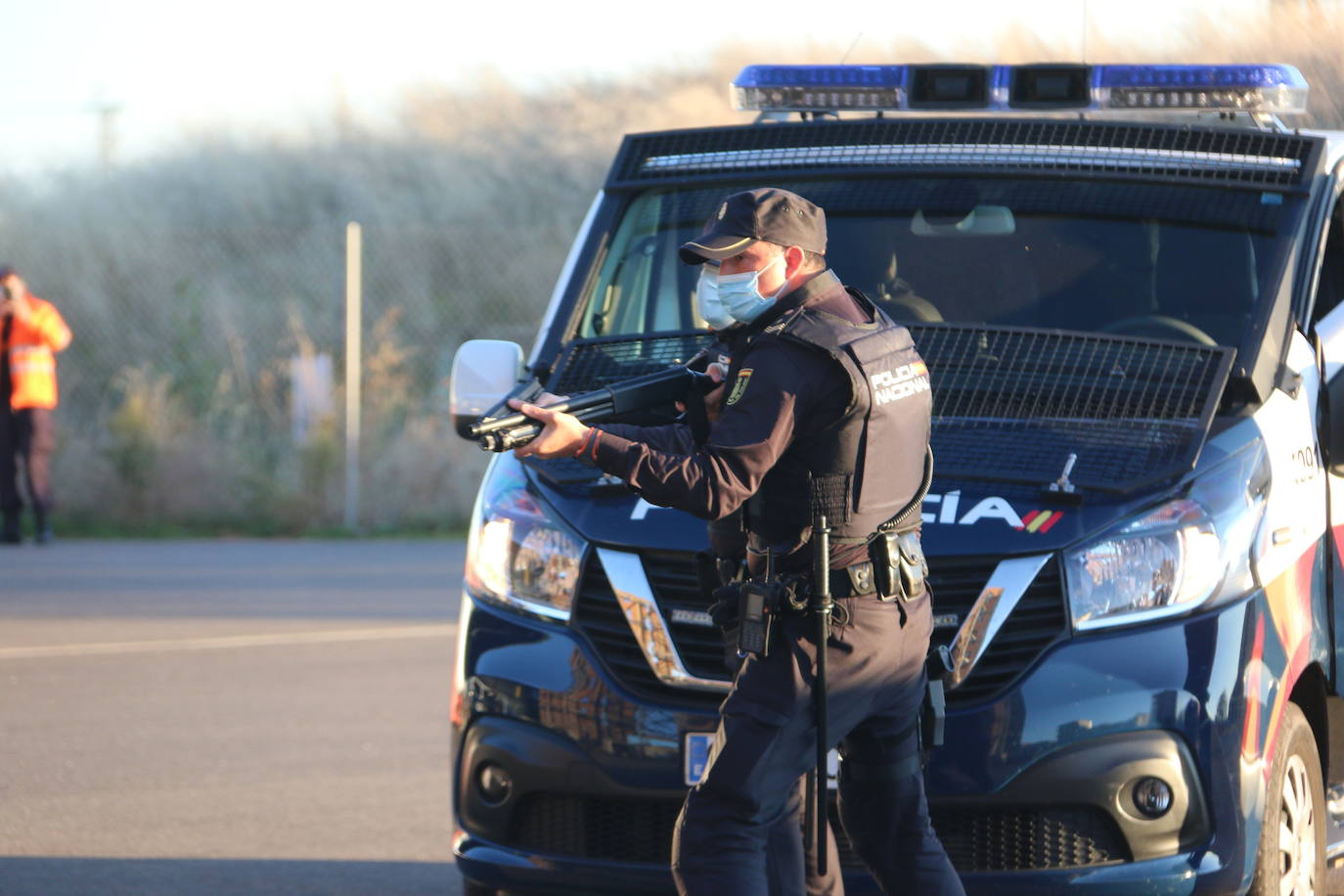 La capital se convierte en el escenario de un espectacular simulacro en el que intervienen diferentes cuerpos de seguridad y emergencias sanitarias | La actividad, que se ha dividido en dos ejercicios concatenados, se enmarca en el XV congreso SEMES que se celebra en el Palacio de Exposiciones desde el jueves