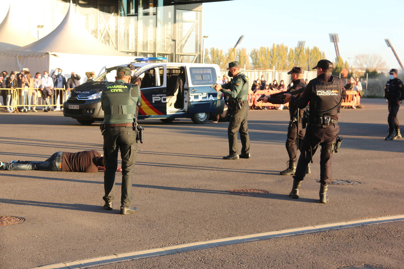 La capital se convierte en el escenario de un espectacular simulacro en el que intervienen diferentes cuerpos de seguridad y emergencias sanitarias | La actividad, que se ha dividido en dos ejercicios concatenados, se enmarca en el XV congreso SEMES que se celebra en el Palacio de Exposiciones desde el jueves