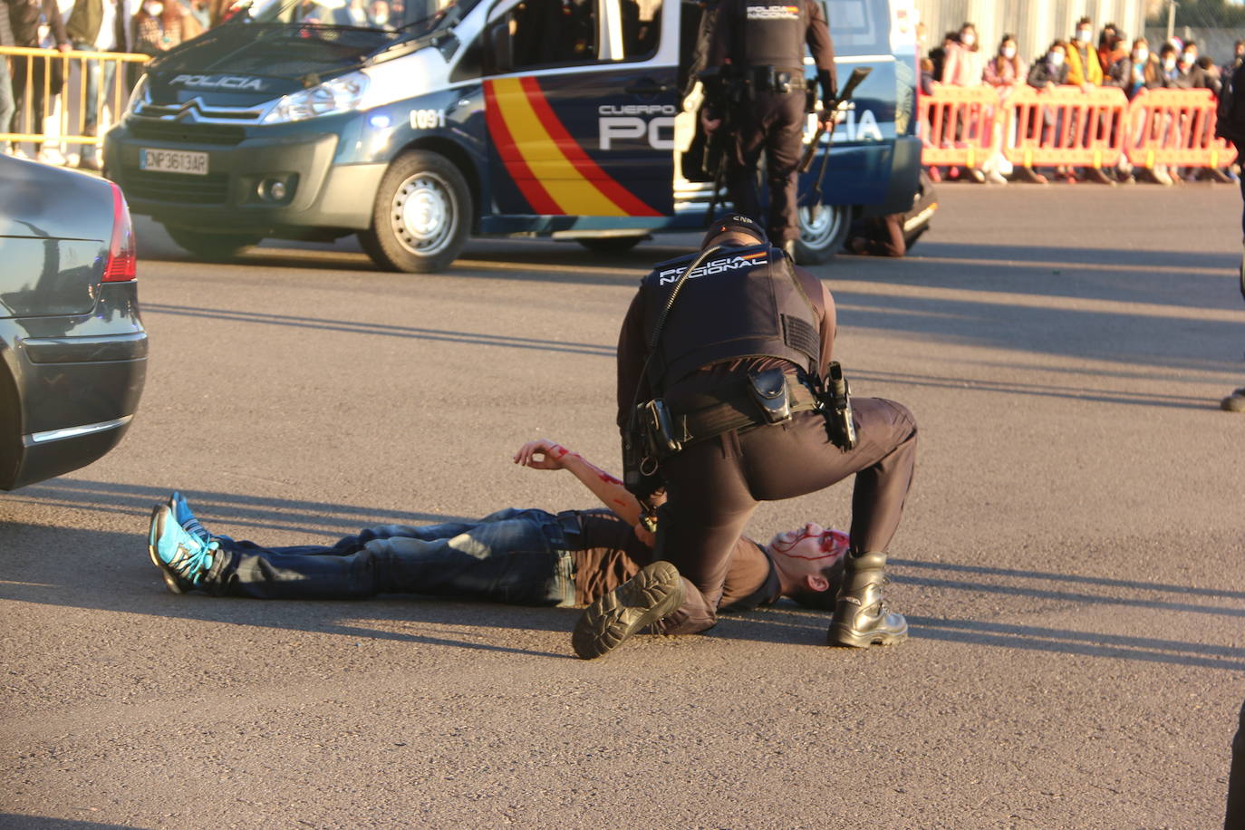 La capital se convierte en el escenario de un espectacular simulacro en el que intervienen diferentes cuerpos de seguridad y emergencias sanitarias | La actividad, que se ha dividido en dos ejercicios concatenados, se enmarca en el XV congreso SEMES que se celebra en el Palacio de Exposiciones desde el jueves