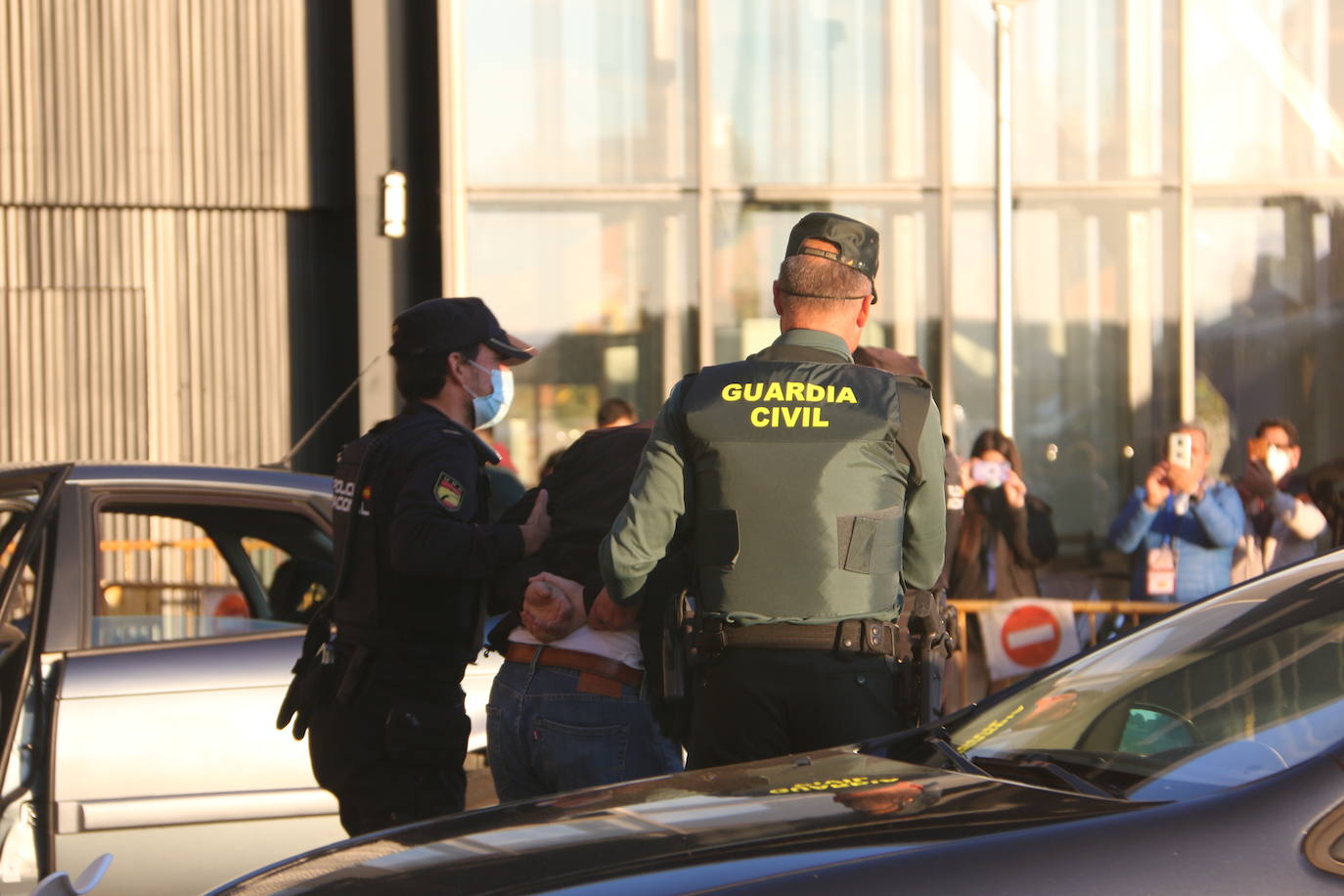 La capital se convierte en el escenario de un espectacular simulacro en el que intervienen diferentes cuerpos de seguridad y emergencias sanitarias | La actividad, que se ha dividido en dos ejercicios concatenados, se enmarca en el XV congreso SEMES que se celebra en el Palacio de Exposiciones desde el jueves