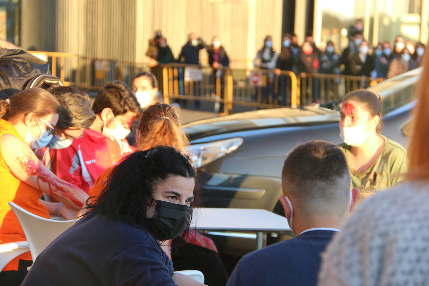 La capital se convierte en el escenario de un espectacular simulacro en el que intervienen diferentes cuerpos de seguridad y emergencias sanitarias | La actividad, que se ha dividido en dos ejercicios concatenados, se enmarca en el XV congreso SEMES que se celebra en el Palacio de Exposiciones desde el jueves