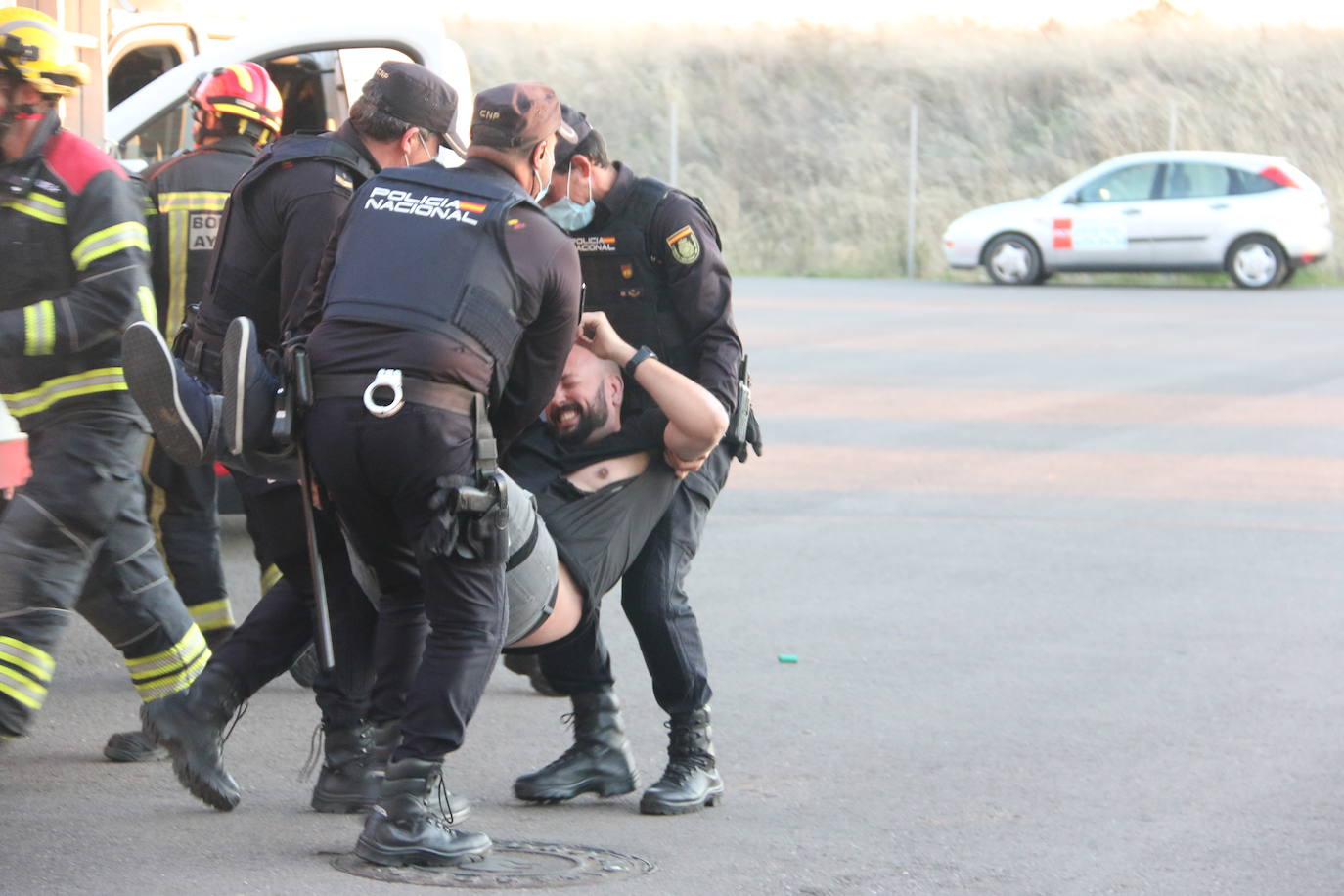 La capital se convierte en el escenario de un espectacular simulacro en el que intervienen diferentes cuerpos de seguridad y emergencias sanitarias | La actividad, que se ha dividido en dos ejercicios concatenados, se enmarca en el XV congreso SEMES que se celebra en el Palacio de Exposiciones desde el jueves