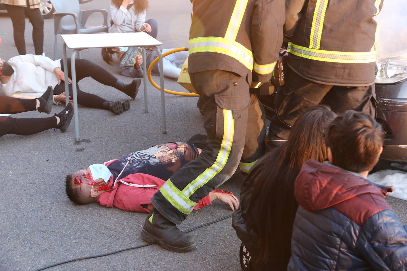 La capital se convierte en el escenario de un espectacular simulacro en el que intervienen diferentes cuerpos de seguridad y emergencias sanitarias | La actividad, que se ha dividido en dos ejercicios concatenados, se enmarca en el XV congreso SEMES que se celebra en el Palacio de Exposiciones desde el jueves