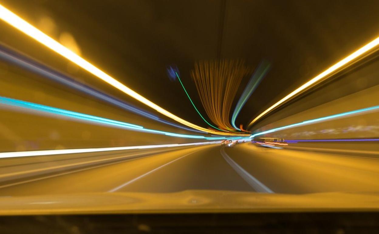 Imagen de vehículos en una autovía. 