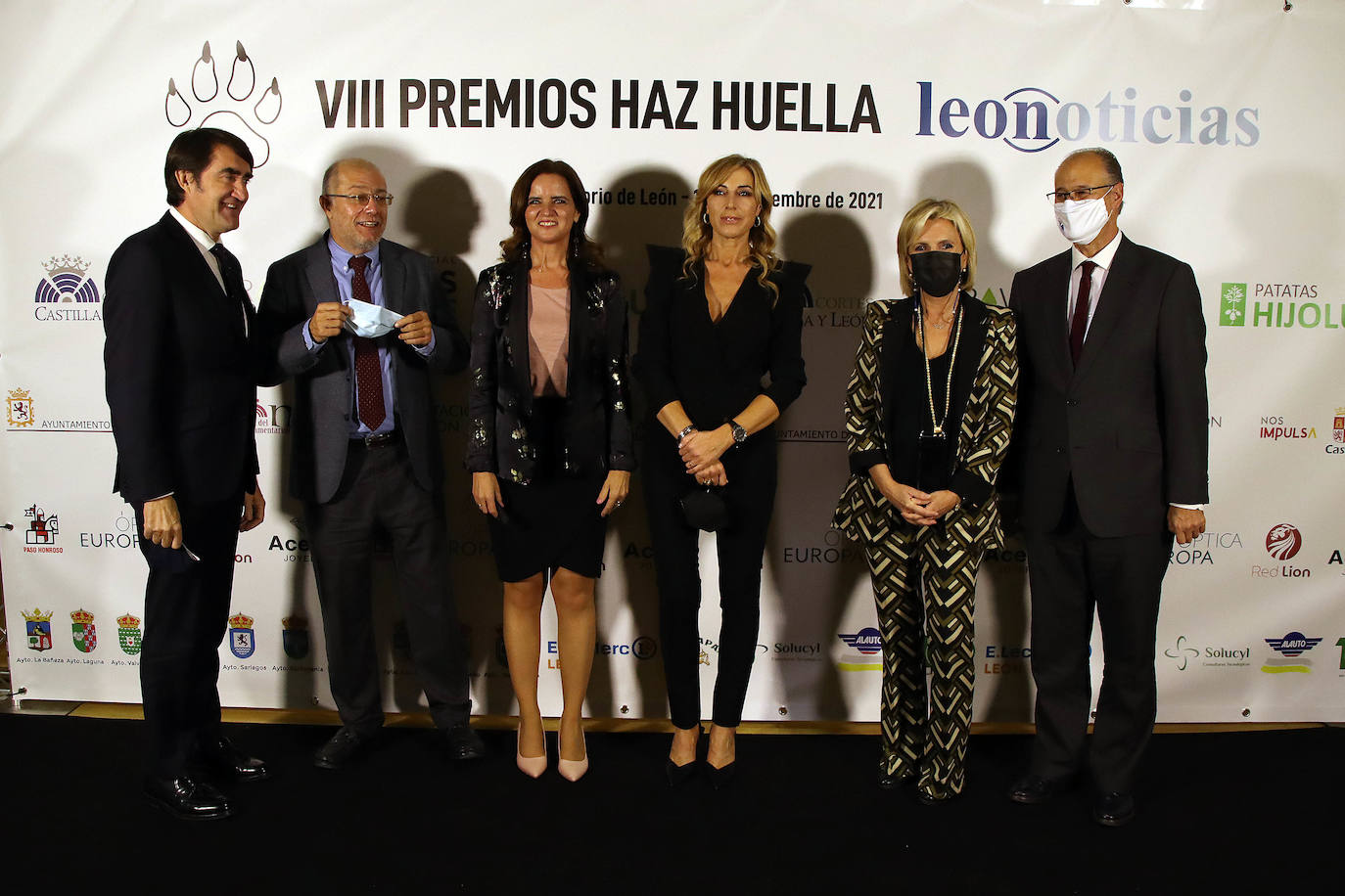 Francisco Igea, Vicepresidente de la Junta; Verónica Casado, Consejera de Sanidad; Juan Carlos Suárez quiñones, Consejero de Fomento; Ana Carlota Amgo, Consejera de Empleo, Luis Fuentes, presidente de las Cortes de Castilla y León y Yolanda Barrientos, en la Gala VIII Premios Haz Huella de Leonoticias