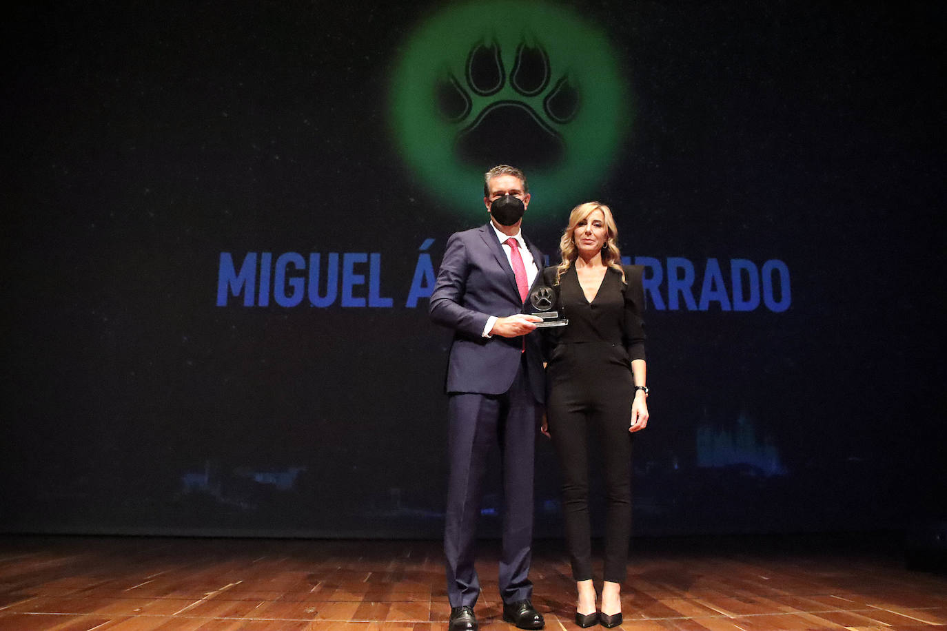 Miguel Ángel Turrado, de HP, recibió el premio a la Innovación de la mano de Yolanda Barrientos