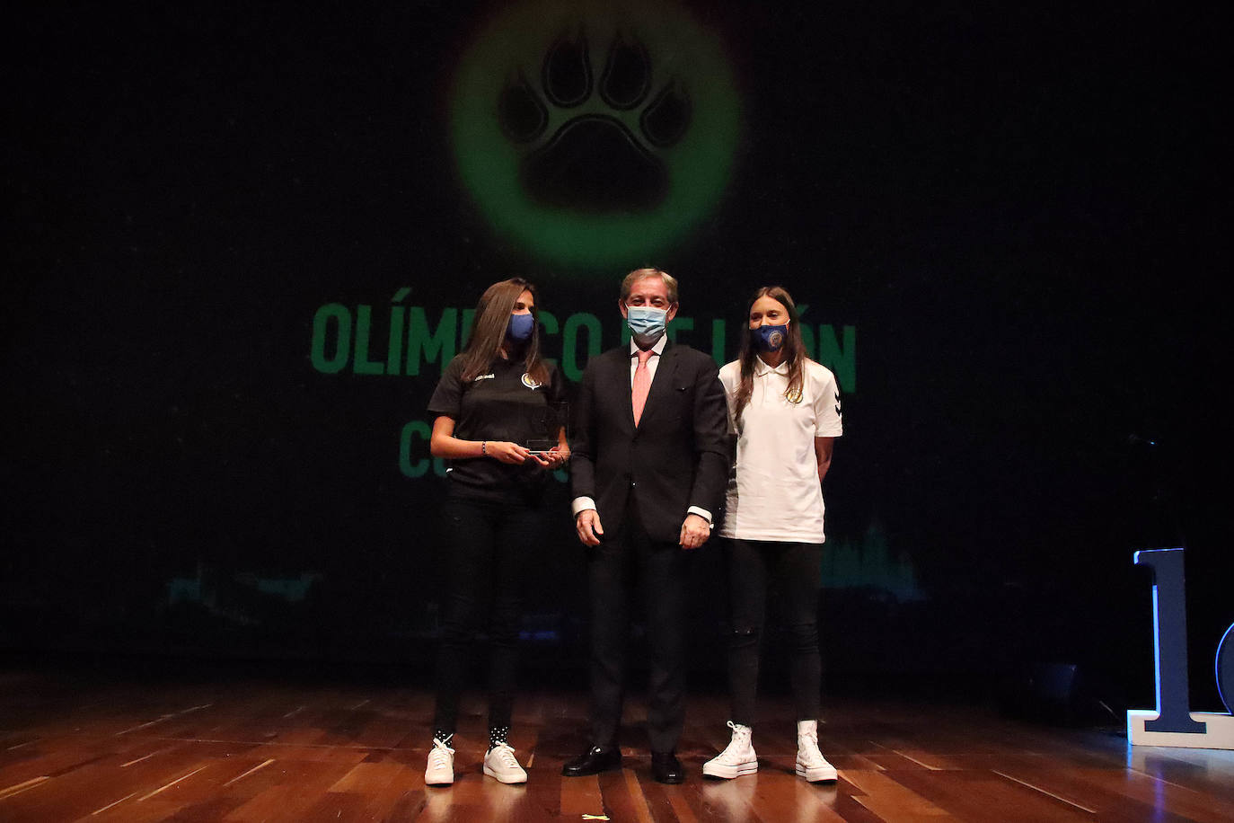 Yolanda Chamorro y Beatriz Pérez junto a Javier Vega