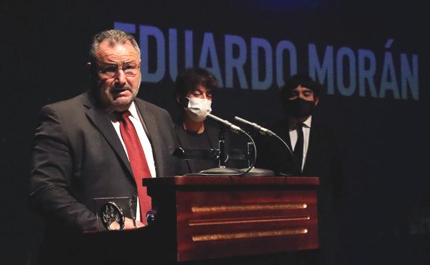 Eduardo Morán recogiendo el Premio al ILC. 