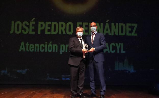José Pedro Fernández recibe emocionado un reconocimiento a Atención Primaria que «nos impulsa a seguir luchando por León»