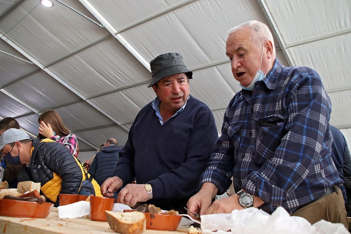 La 30 edición de la Feria de Cecina de Chivo de Vegacervera congrega a cientos de personas para degustar este plato típico de la zona.