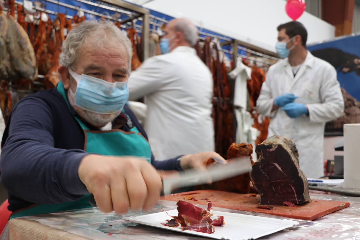 La 30 edición de la Feria de Cecina de Chivo de Vegacervera congrega a cientos de personas para degustar este plato típico de la zona.