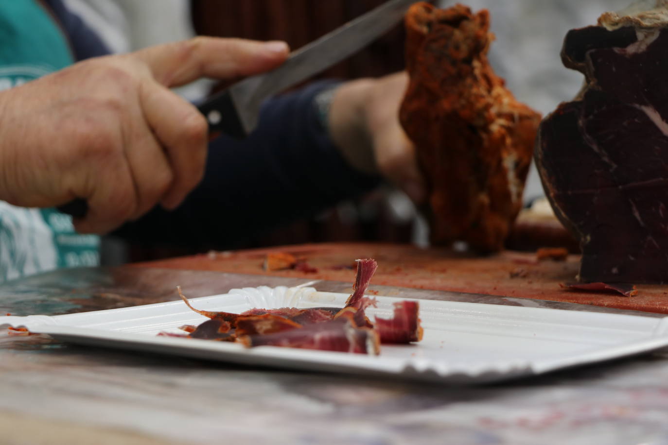 La 30 edición de la Feria de Cecina de Chivo de Vegacervera congrega a cientos de personas para degustar este plato típico de la zona.