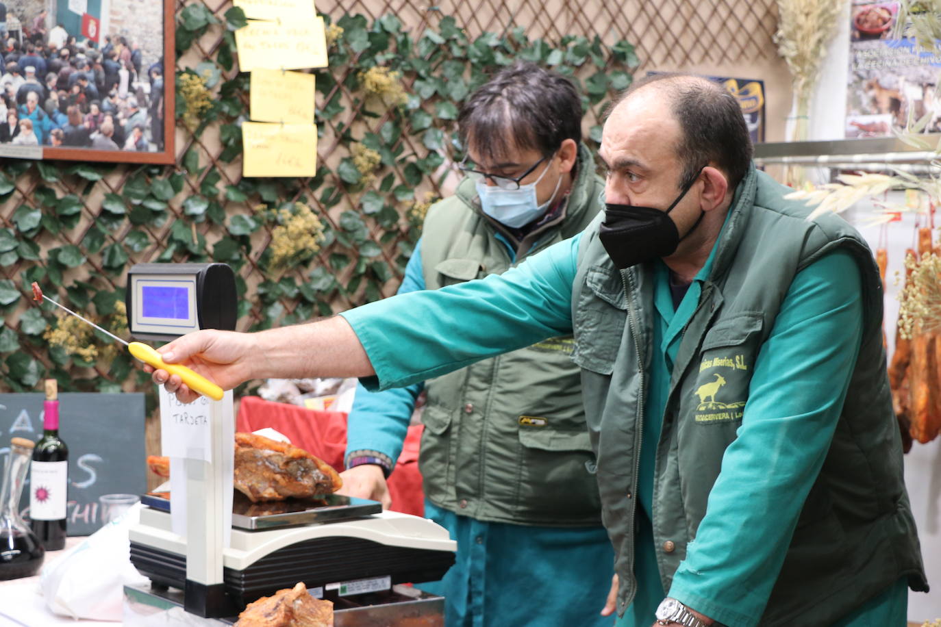 La 30 edición de la Feria de Cecina de Chivo de Vegacervera congrega a cientos de personas para degustar este plato típico de la zona.