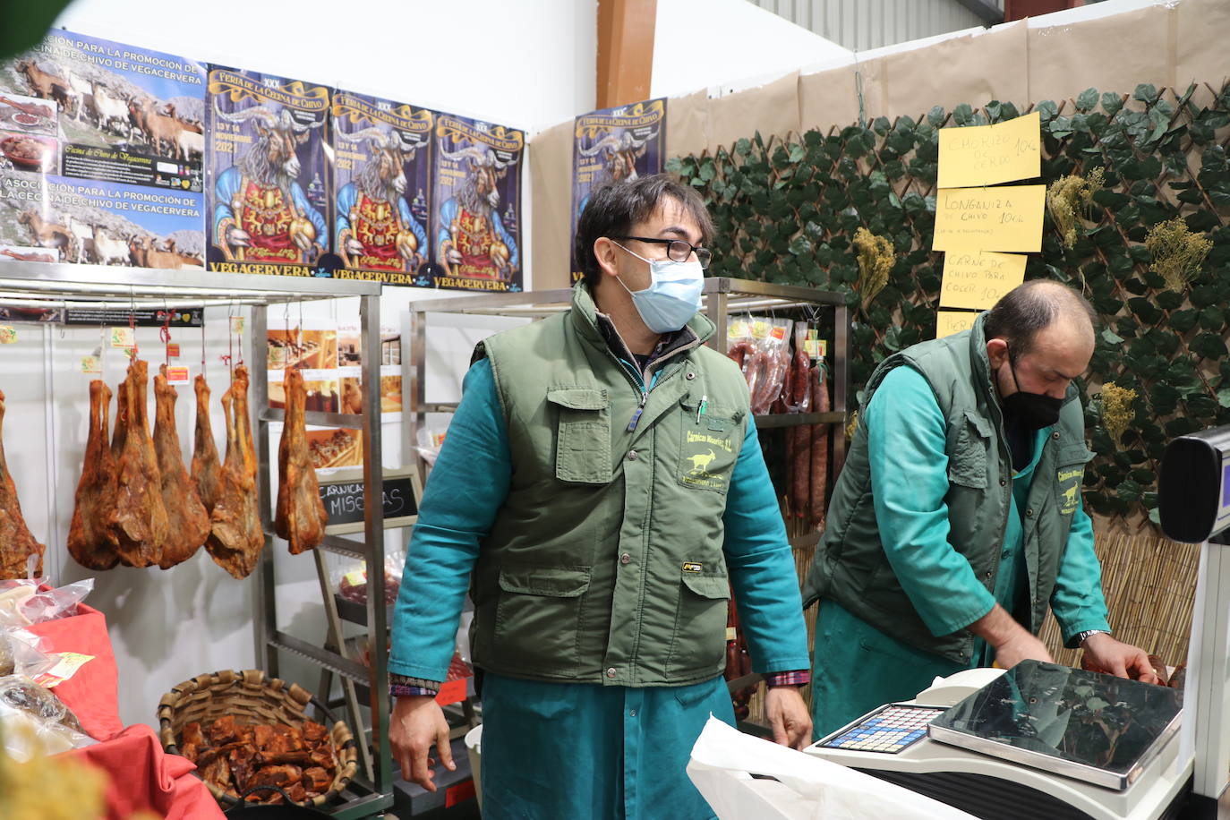 La 30 edición de la Feria de Cecina de Chivo de Vegacervera congrega a cientos de personas para degustar este plato típico de la zona.