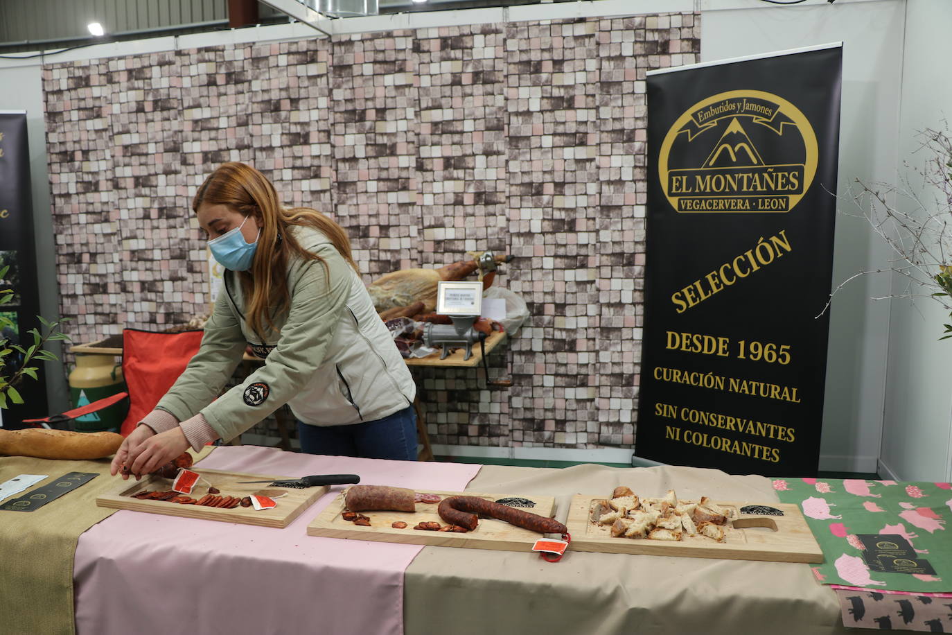 La 30 edición de la Feria de Cecina de Chivo de Vegacervera congrega a cientos de personas para degustar este plato típico de la zona.