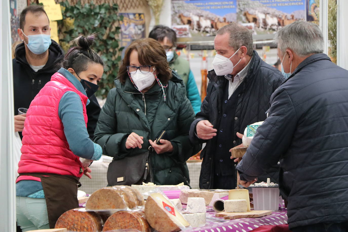 La 30 edición de la Feria de Cecina de Chivo de Vegacervera congrega a cientos de personas para degustar este plato típico de la zona.