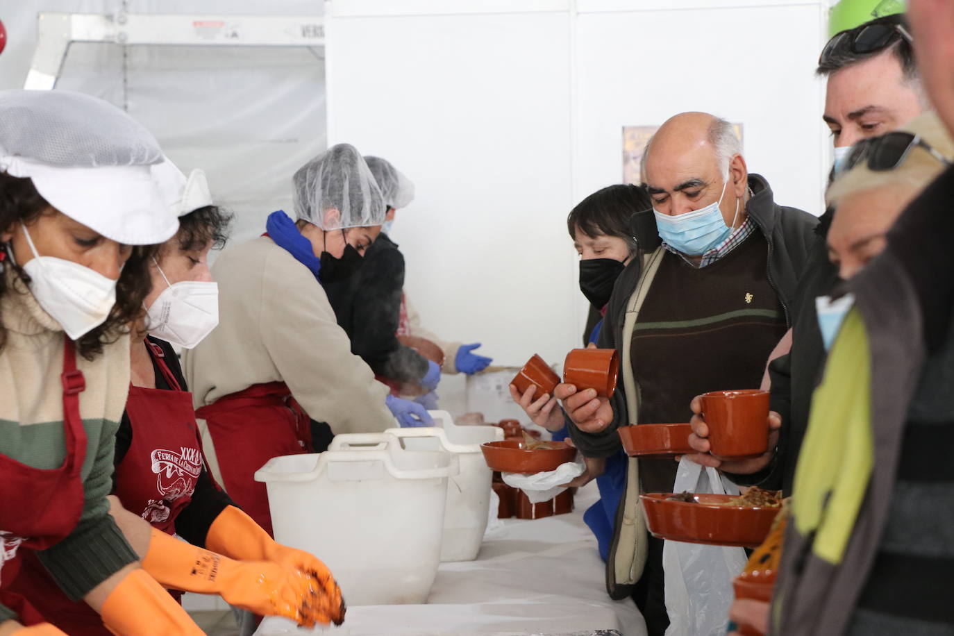 La 30 edición de la Feria de Cecina de Chivo de Vegacervera congrega a cientos de personas para degustar este plato típico de la zona.