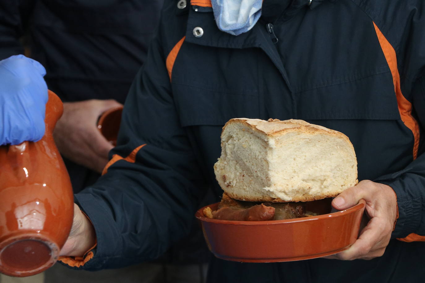 La 30 edición de la Feria de Cecina de Chivo de Vegacervera congrega a cientos de personas para degustar este plato típico de la zona.