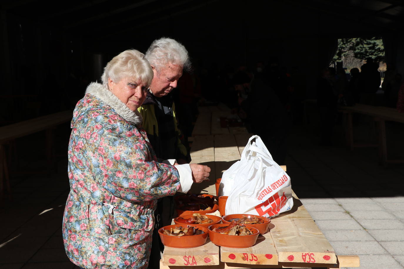 La 30 edición de la Feria de Cecina de Chivo de Vegacervera congrega a cientos de personas para degustar este plato típico de la zona.